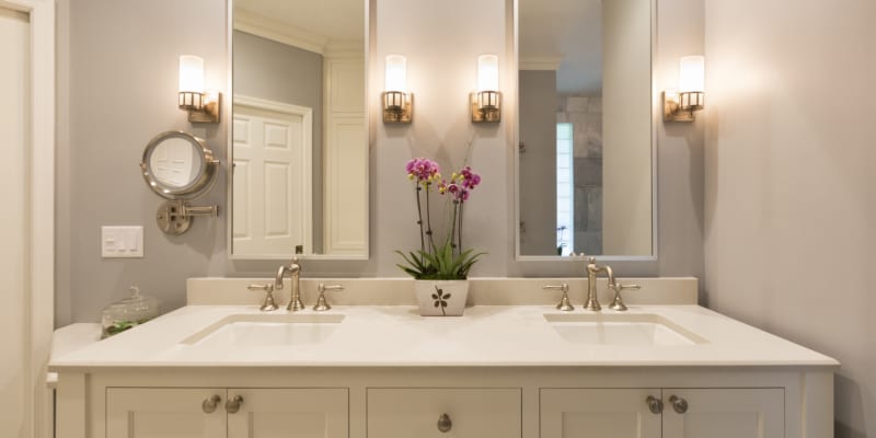 Changing the style of your bathroom cabinets 